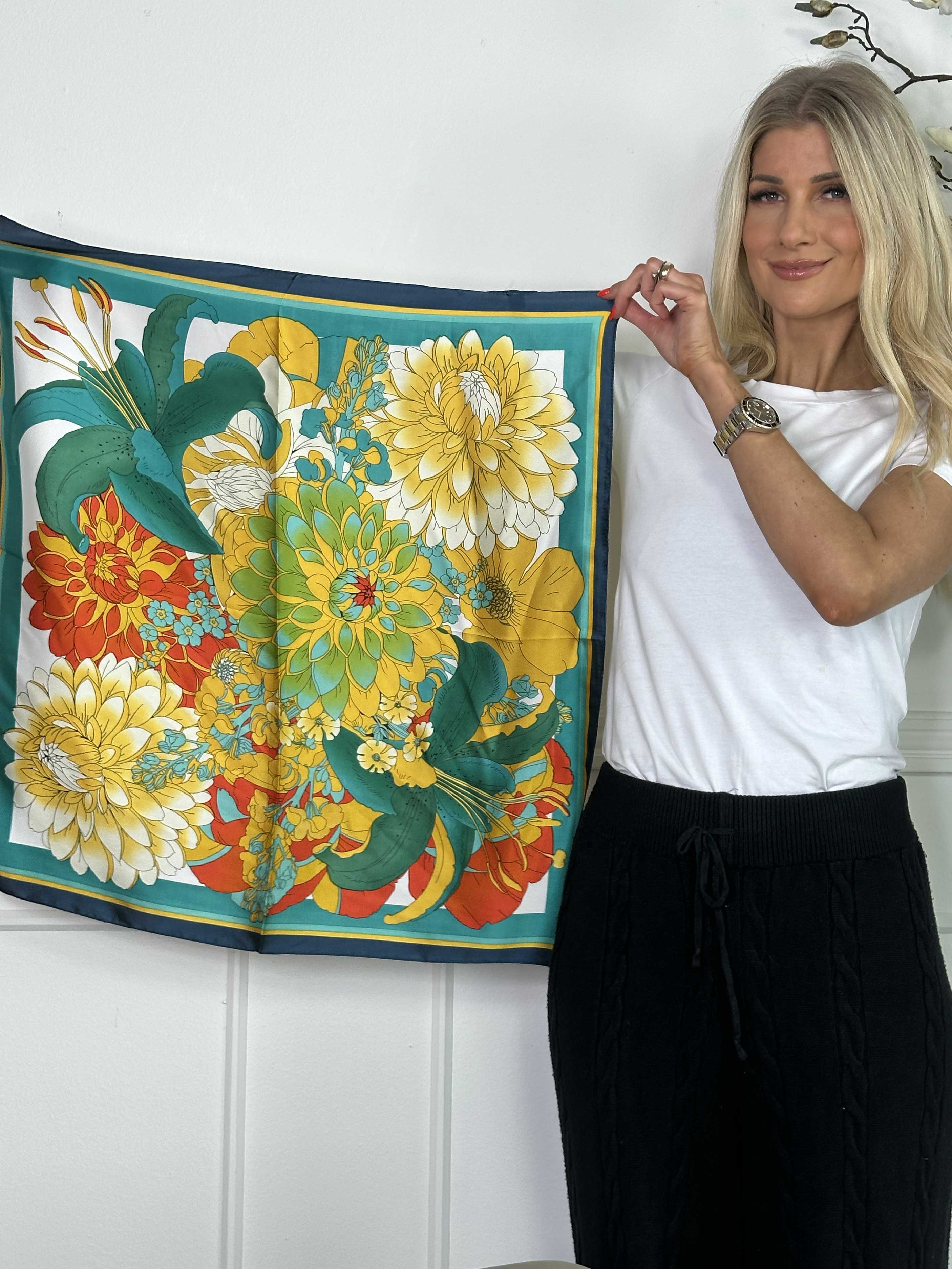 Jennifer - Sødt lille tørklæde med blomster